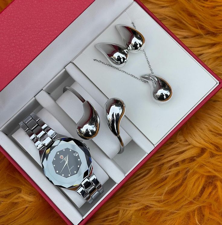 Luxury Silver-Tone Quartz Watch & Heart Jewelry Set
