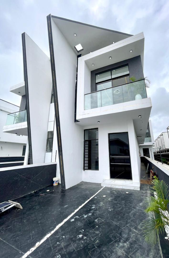 Modern Contemporary 5-Bedroom Detached Duplex