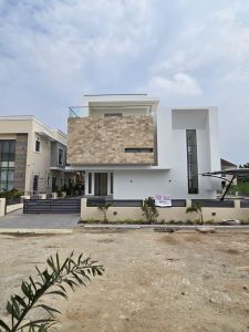 5 Bedrooms detached duplex