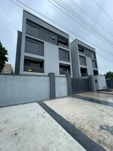 ⚜️**MODERNLY ERECTED 2  BED APARTMENT WITH ELEVATOR, GYM SWIMMING POOL AND*⚜️