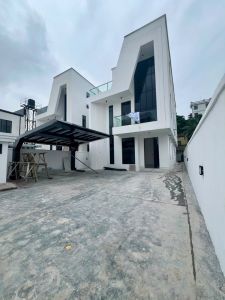 ⚜️**UNIQUELY DESIGNED 5 BED FULLY DETACHED HOME WITH CINEMA, HOME OFFICE, GYM, POOL AND ROOFTOP TERR